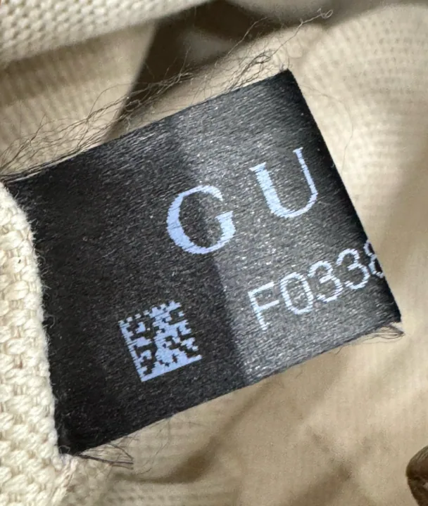 Маркировочная бирка Gucci на оригинальном изделии